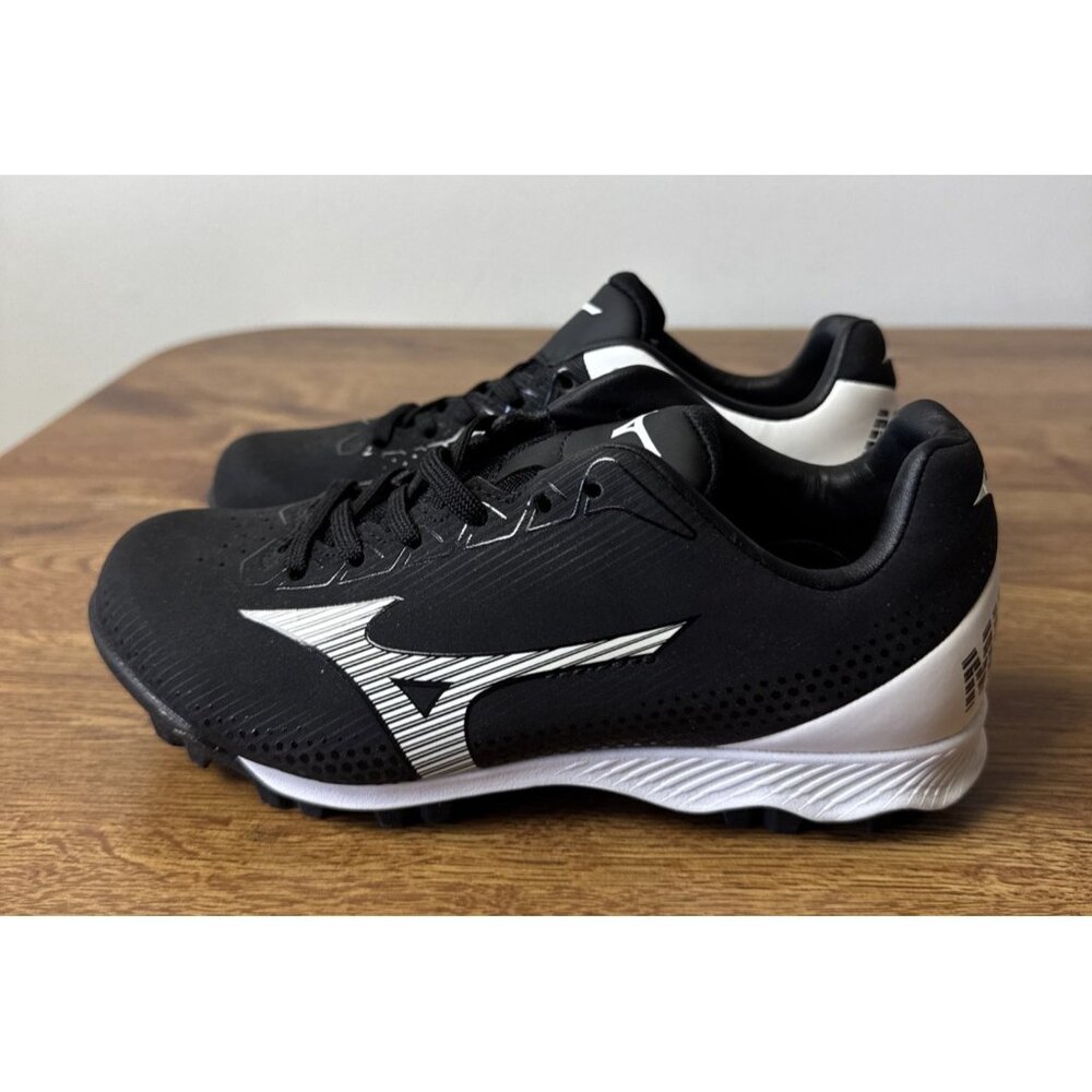 Mizuno Women's Wave Finch Lightrevo Molded Softball Shoe Size 4 Black/White
